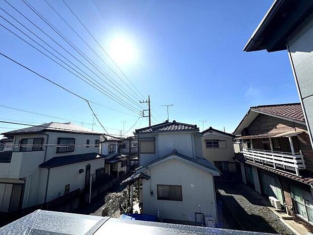 バルコニーからの眺望です。明るい陽射しを浴びながらゆったりと過ごすのも良いですね。