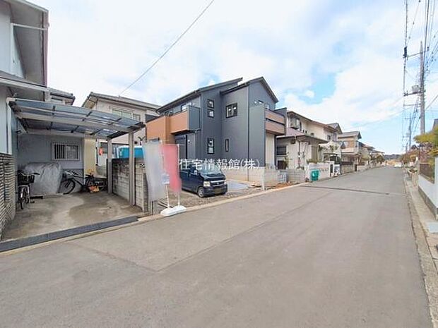 前面道路を含めた現地写真です。