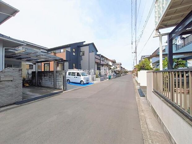 前面道路を含めた現地写真です。