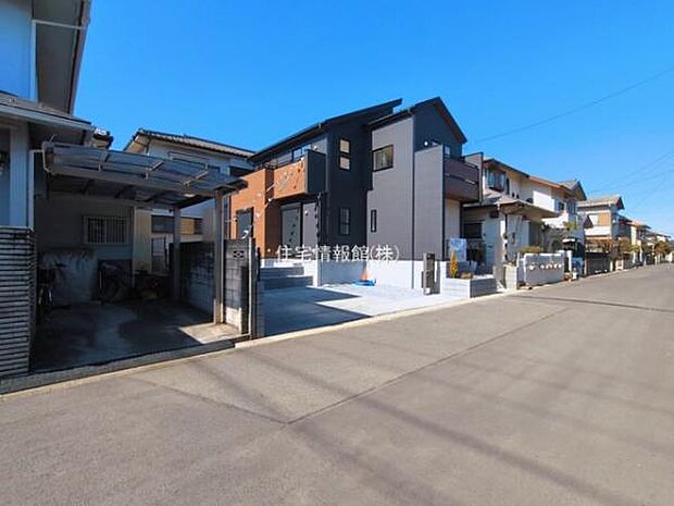 前面道路を含めた現地写真です。