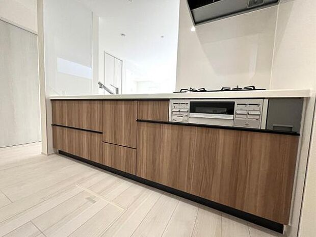 作業スペースが広く家事動線をゆったりと確保できるキッチンです。