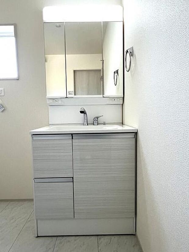 シャワー付き洗面化粧台です。手軽にシャンプーができ、お掃除もしやすいですね。