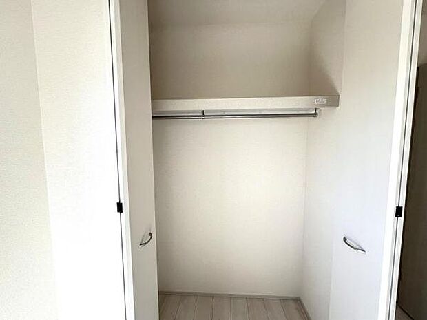 枕棚とハンガーパイプの付いたクローゼットです。