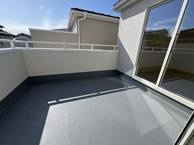 2室から出入り可能で使い勝手の良いバルコニースペースです。