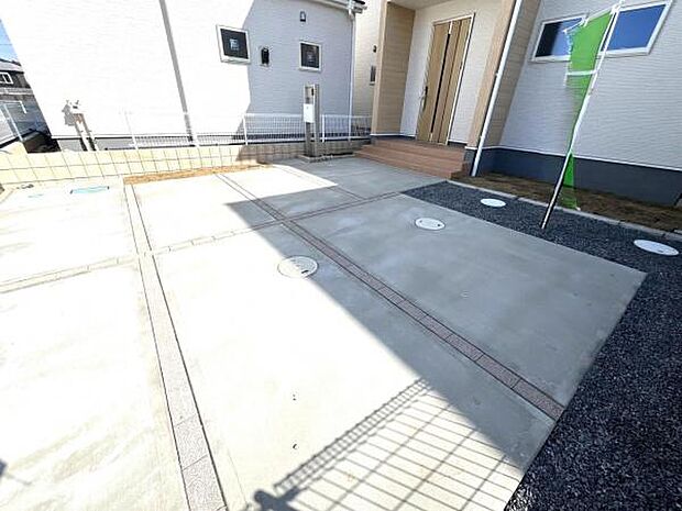 駐車場です。前面道路との高低差も少なく、スムーズに出入りできます。