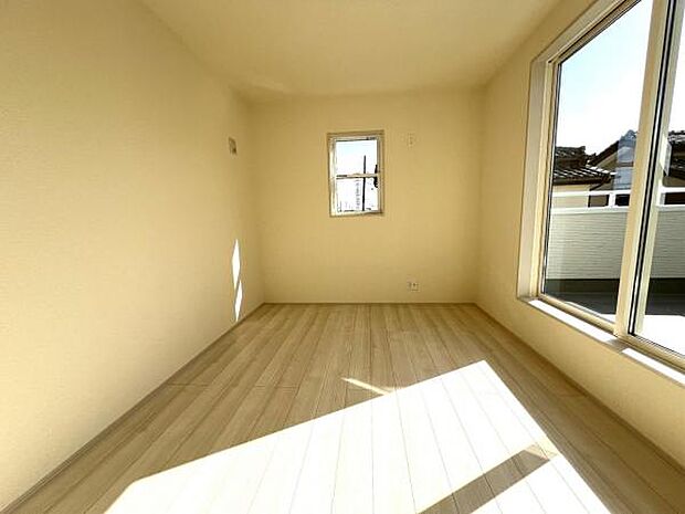木の温もりが優しいフローリングの収納スペース付き洋室です。