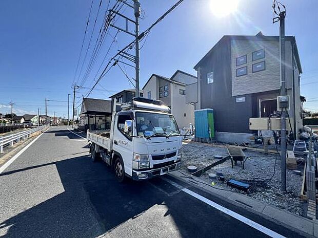 前面道路を含めた現地写真です。ぜひ周辺環境も併せてご覧ください。