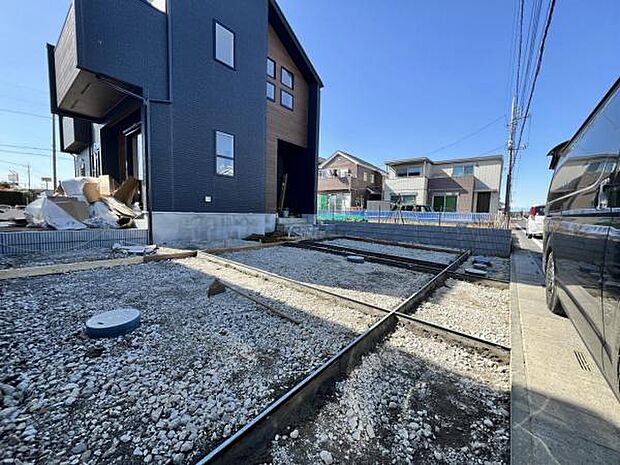 駐車場です。前面道路との高低差も少なく、スムーズに出入りできます。