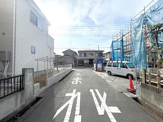 前面道路を含めた現地写真です。