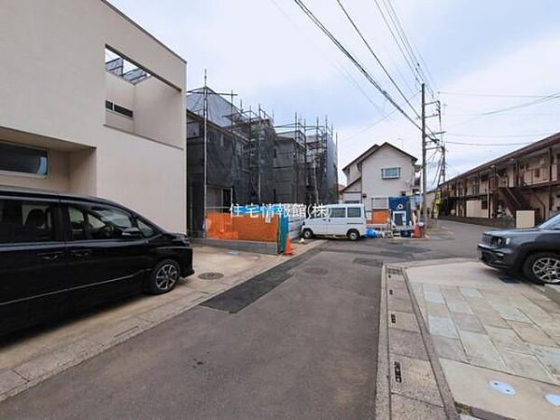 前面道路を含めた現地写真です。