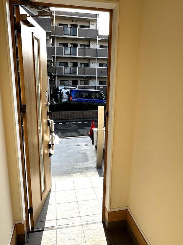 玄関ポーチがありますので、お花や緑の鉢植えなどで、ご家族やお客様をお出迎え。