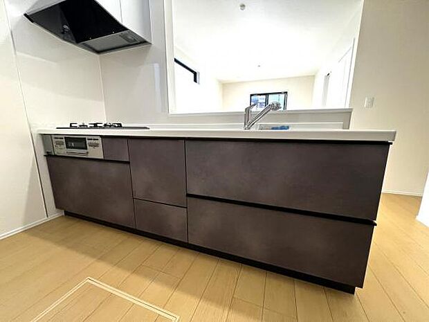 作業スペースが広く家事動線をゆったりと確保できるキッチンです。