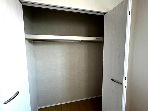 枕棚とハンガーパイプの付いたクローゼットです。