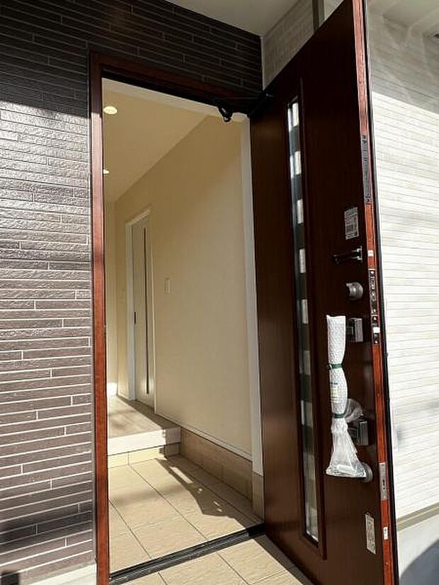 綺麗で明るい玄関でお客様をお迎えいただけます。