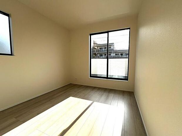 明るい広々とした主寝室でご家族ゆっくりお休みになれますね。