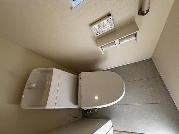 シャワー洗浄機能付のトイレは、清潔感が印象的な空間ですね。