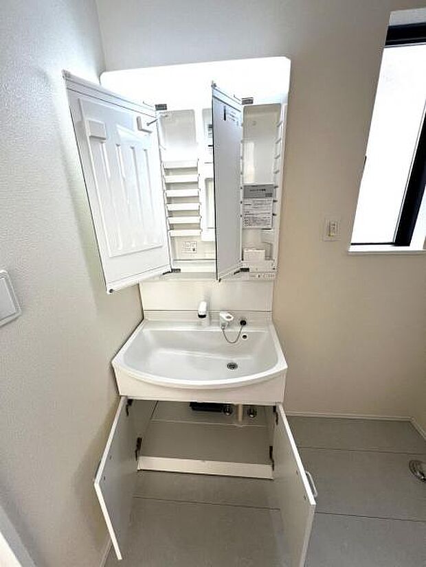 シャワー付き洗面化粧台です。手軽にシャンプーができ、お掃除もしやすいですね。