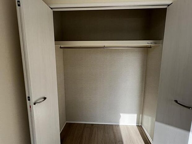 枕棚とハンガーパイプの付いたクローゼットです。