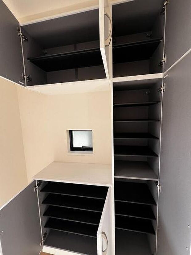 散らかりがちな玄関もスッキリの片づけるシューズボックスです。