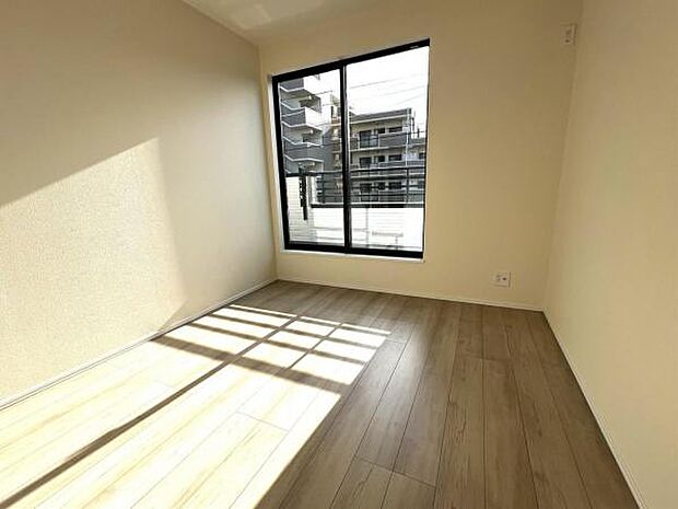 木の温もりが優しいフローリングの収納スペース付き洋室です。