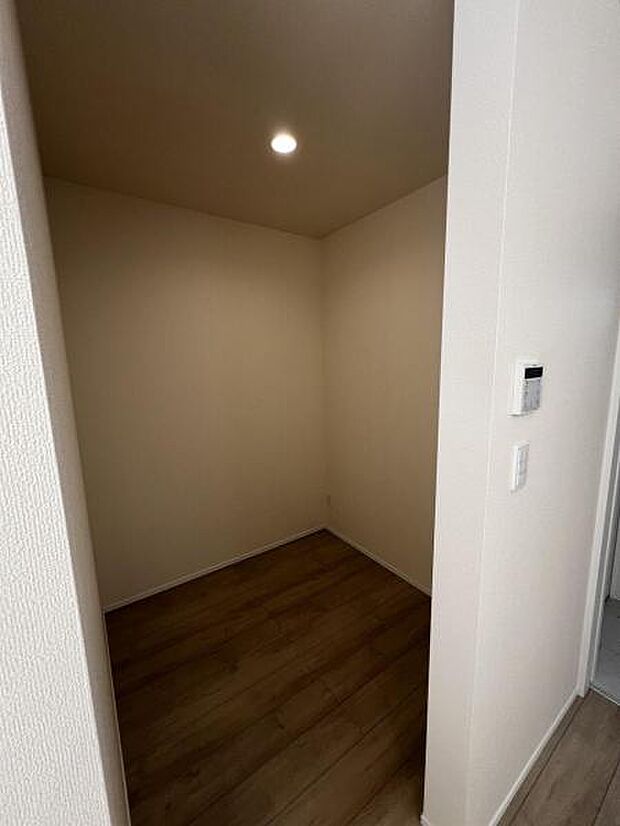 キッチン横にはパントリーがあります。