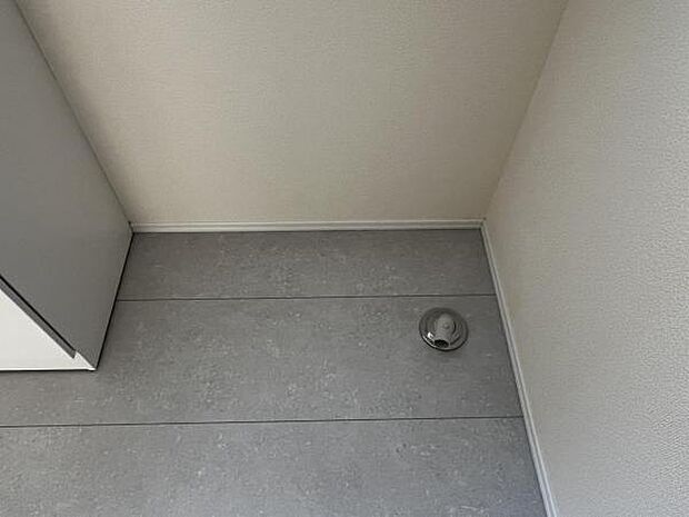 独立洗面台の横にはランドリースペースがございます。