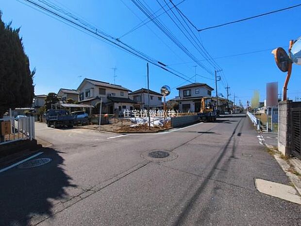 前面道路を含めた現地写真です。