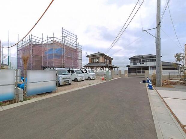 前面道路を含めた現地写真です。