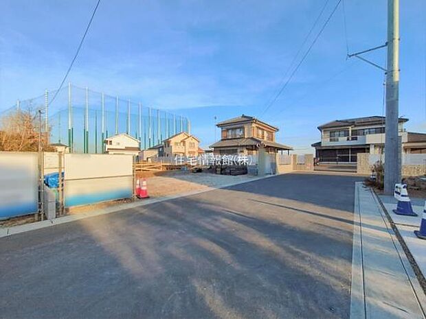 前面道路を含めた現地写真です。