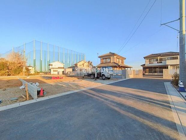 前面道路を含めた現地写真です。