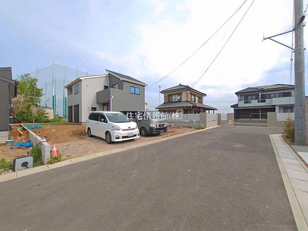 前面道路を含めた現地写真です。