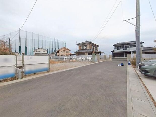 前面道路を含めた現地写真です。