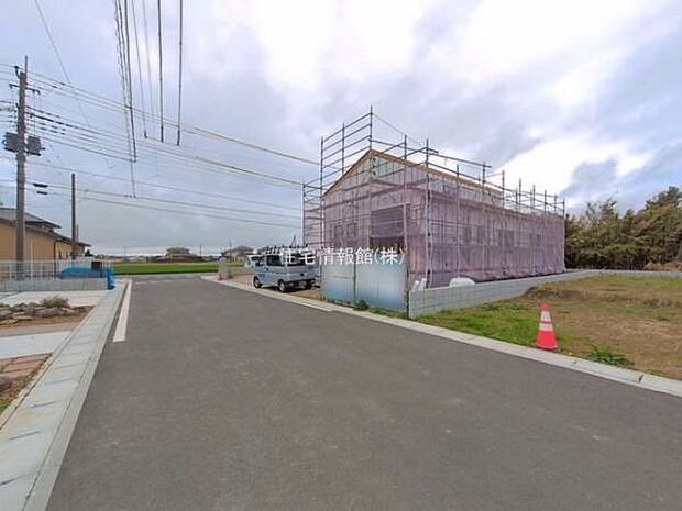 前面道路を含めた現地写真です。