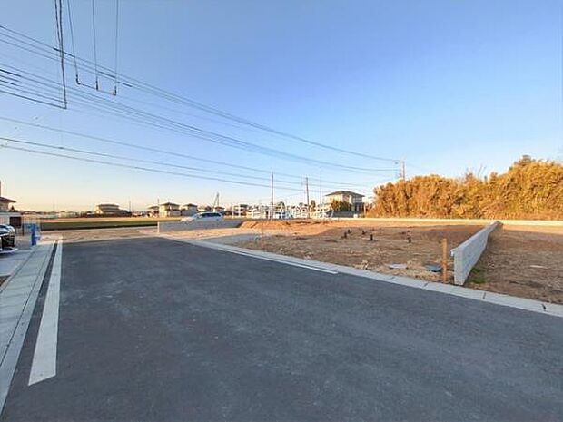 前面道路を含めた現地写真です。