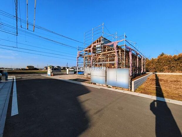 前面道路を含めた現地写真です。