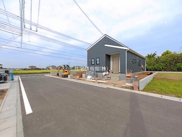 前面道路を含めた現地写真です。