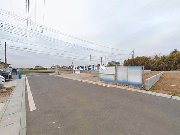 前面道路を含めた現地写真です。