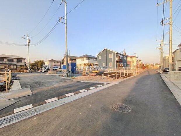 前面道路を含めた現地写真です。