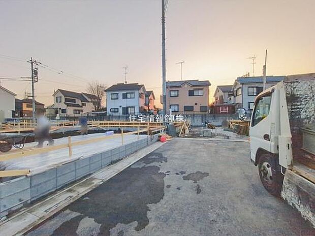 前面道路を含めた現地写真です。