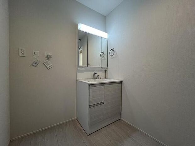 洗面化粧台です。朝の身支度から1日が始まります。