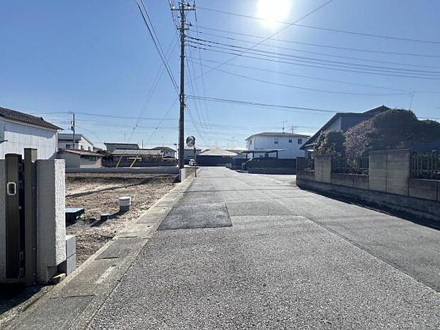 前面道路を含めた現地写真です。ぜひ周辺環境も併せてご覧ください。