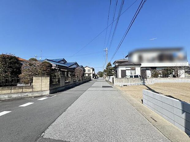 前面道路です。住宅地につき落ち着いた新生活を始められそうです。