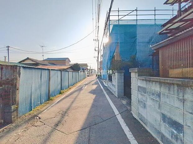 前面道路を含めた現地写真です。