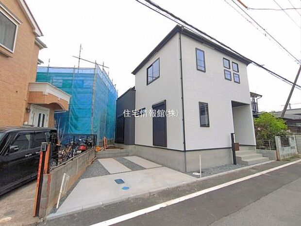 前面道路を含めた現地写真です。
