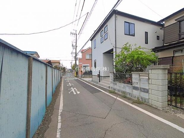 前面道路を含めた現地写真です。