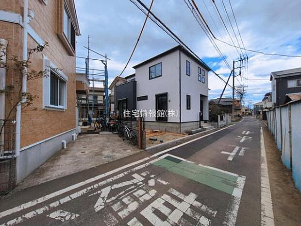 前面道路を含めた現地写真です。