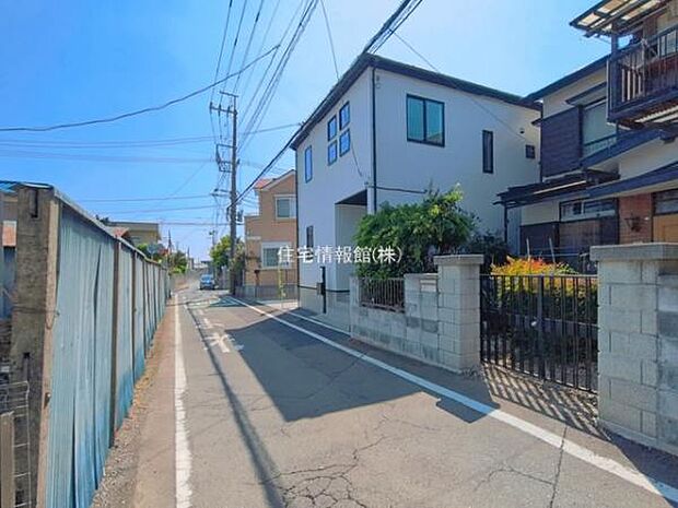 前面道路を含めた現地写真です。