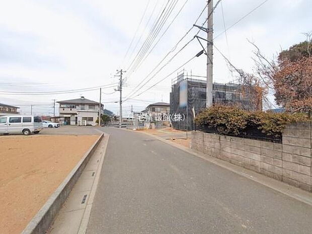 前面道路を含めた現地写真です。