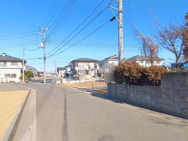 前面道路を含めた現地写真です。