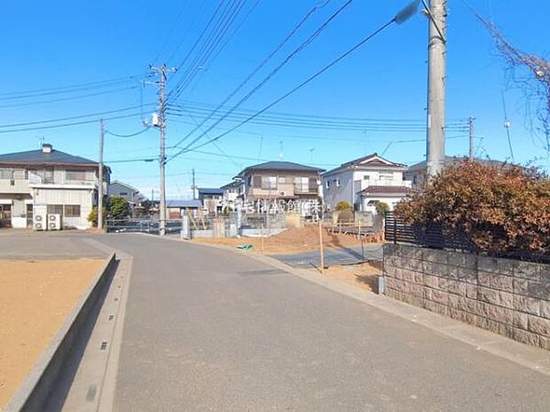 前面道路を含めた現地写真です。